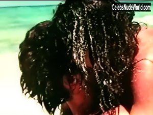 Beba Loncar , Willeke van Ammelrooy in La donneuse (1976) 17