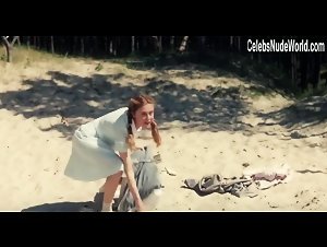 Bel Powley , Lisa Loven Kongsli in Ashes in the Snow (2018) 13