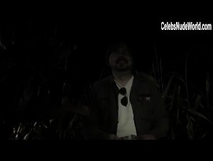 Michelle Schrage , Wendy Iske in Fields of the Dead (2014) 2