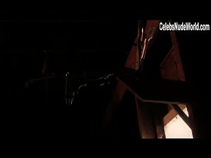 Michelle Schrage , Wendy Iske in Fields of the Dead (2014) 5
