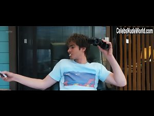 Stephanie Moore , Wendy Vanden Heuvel in Under the Silver Lake (2018) 1