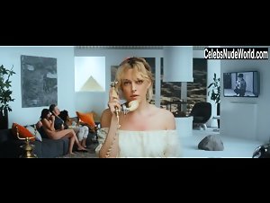 Stephanie Moore , Wendy Vanden Heuvel in Under the Silver Lake (2018) 12
