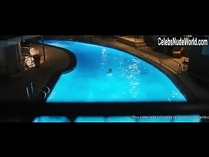 Stephanie Moore , Wendy Vanden Heuvel in Under the Silver Lake (2018) 7