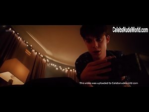 Sophie Faulkenberry in Alex Strangelove (2018) 9