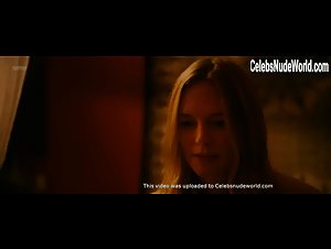 Reyna de Courcy in Wetlands (2017) 12