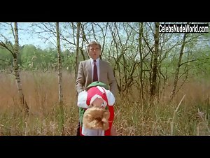 Anita Lamar Outdoor , Public Nudity in Sechs Schwedinnen auf der Alm (1983) 15