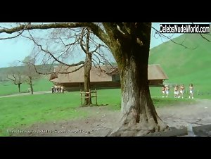 Anita Lamar Outdoor , Public Nudity in Sechs Schwedinnen auf der Alm (1983) 20