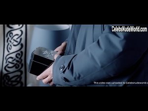 Olive Ka nude, boobs scene in Braqueurs (2015) 13