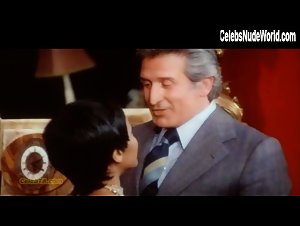 Norma Jordan in Natale in casa d'appuntamento (1976) 15