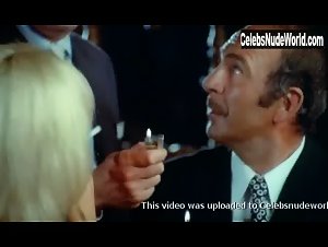 Mireille Darc in La valise (1973) 6