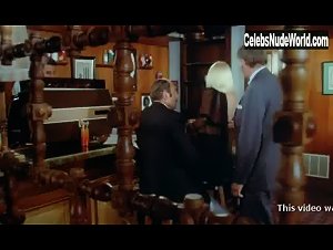 Mireille Darc in La valise (1973) 7