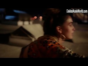 Mishel Prada in Vida (series) (2018) 11