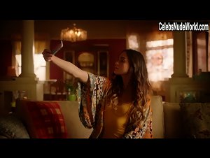 Mishel Prada in Vida (series) (2018) 3