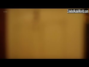 Maria-Elena Laas Couple , Brunette in Vida (series) (2018) 1