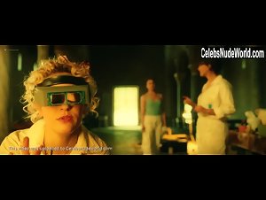 Miriam Leone in Metti la nonna in freezer (2018) 4