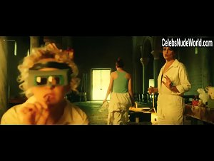 Miriam Leone in Metti la nonna in freezer (2018) 6