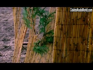 Mariam Camacho in Terreur cannibale (1980) 14