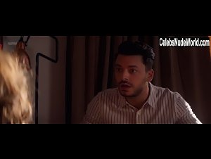 Melanie Bernier in Love Addict (2018) 10