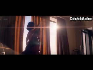 Melanie Bernier in Love Addict (2018) 19