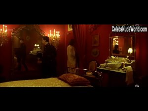Maud Le Guenedal in La chambre des officiers (2001) 1