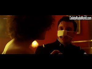 Maud Le Guenedal in La chambre des officiers (2001) 15