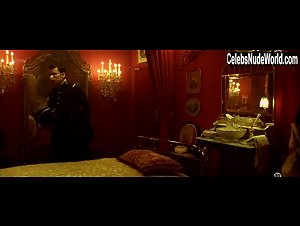 Maud Le Guenedal in La chambre des officiers (2001) 2