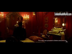 Maud Le Guenedal in La chambre des officiers (2001) 5