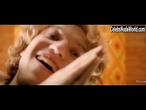 Matilda Anna Ingrid Lutz in L'Universale (2016) 19