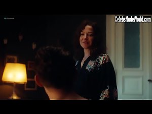 Hannah Herzsprung in Babylon Berlin (series) (2017) 15
