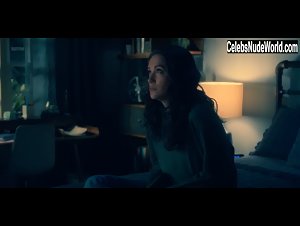 Kate Siegel Kissing , Couple in Haunting of Hill House (series) (2018) 1