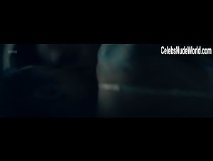 Kate Siegel Kissing , Couple in Haunting of Hill House (series) (2018) 16