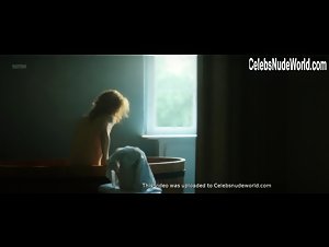 Karolina Gruszka in Marie Curie (2016) 14