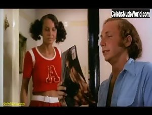 Jovita Bush in Cheerleaders (1973) 5
