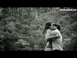 Julia Bernat in Felizes Para Sempre (series) (2015) 11