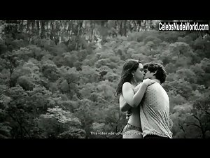 Julia Bernat in Felizes Para Sempre (series) (2015) 12