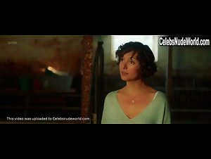 Julia Koschitz in Jonathan (2016) 5