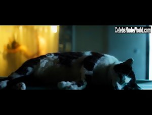 Hannah Herzsprung in Die Blumen von gestern (2016) 2