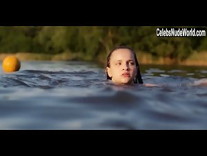 Gina Stiebitz in Dark (series) (2017) 1