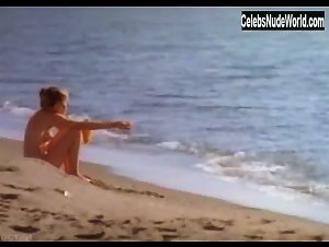 Abigail Clayton Nude , Beach in Ciao maschio (1978) 5