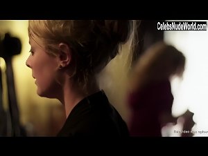 Evelyne Brochu in L'appartement (short) (2012) 7