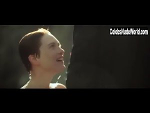 Erika Sainte in La porte des nuages (2012) 19
