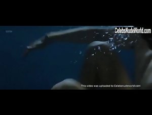 Callie Hernandez in Under the Silver Lake (2018) 17