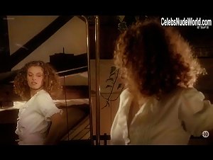 Anne Jousset in T'empeches tout le monde de dormir (1982) 13