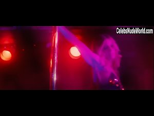 Sheri Moon Zombie in Halloween (2007) 19