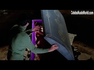 Alexandra Bastedo in La novia ensangrentada (1972) 18