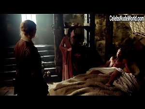 Lise Slabber Costume , Kissing in Black Sails (series) (2014) 5