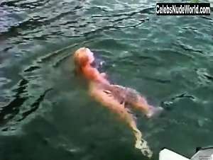 Pamela Anderson nude dipping in Pam & Tommy Lee sex tape (1998) 11