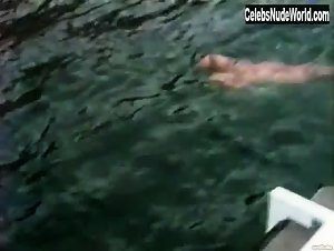 Pamela Anderson nude dipping in Pam & Tommy Lee sex tape (1998) 2