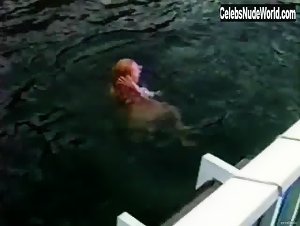 Pamela Anderson nude dipping in Pam & Tommy Lee sex tape (1998) 5
