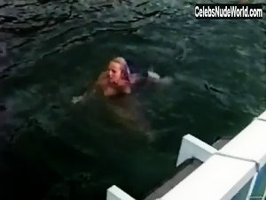 Pamela Anderson nude dipping in Pam & Tommy Lee sex tape (1998) 6